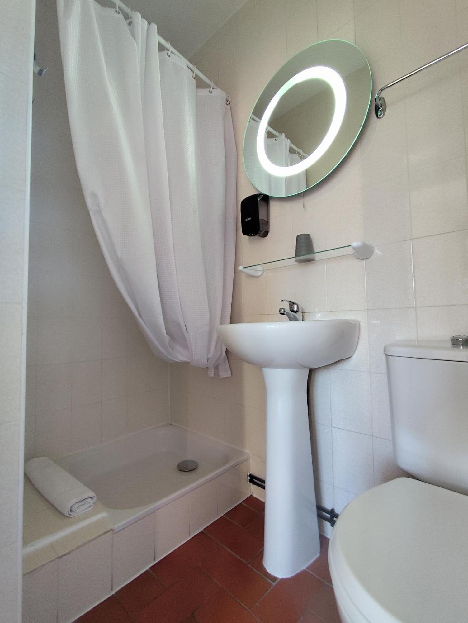 Hotel De La Place Loyettes Экстерьер фото